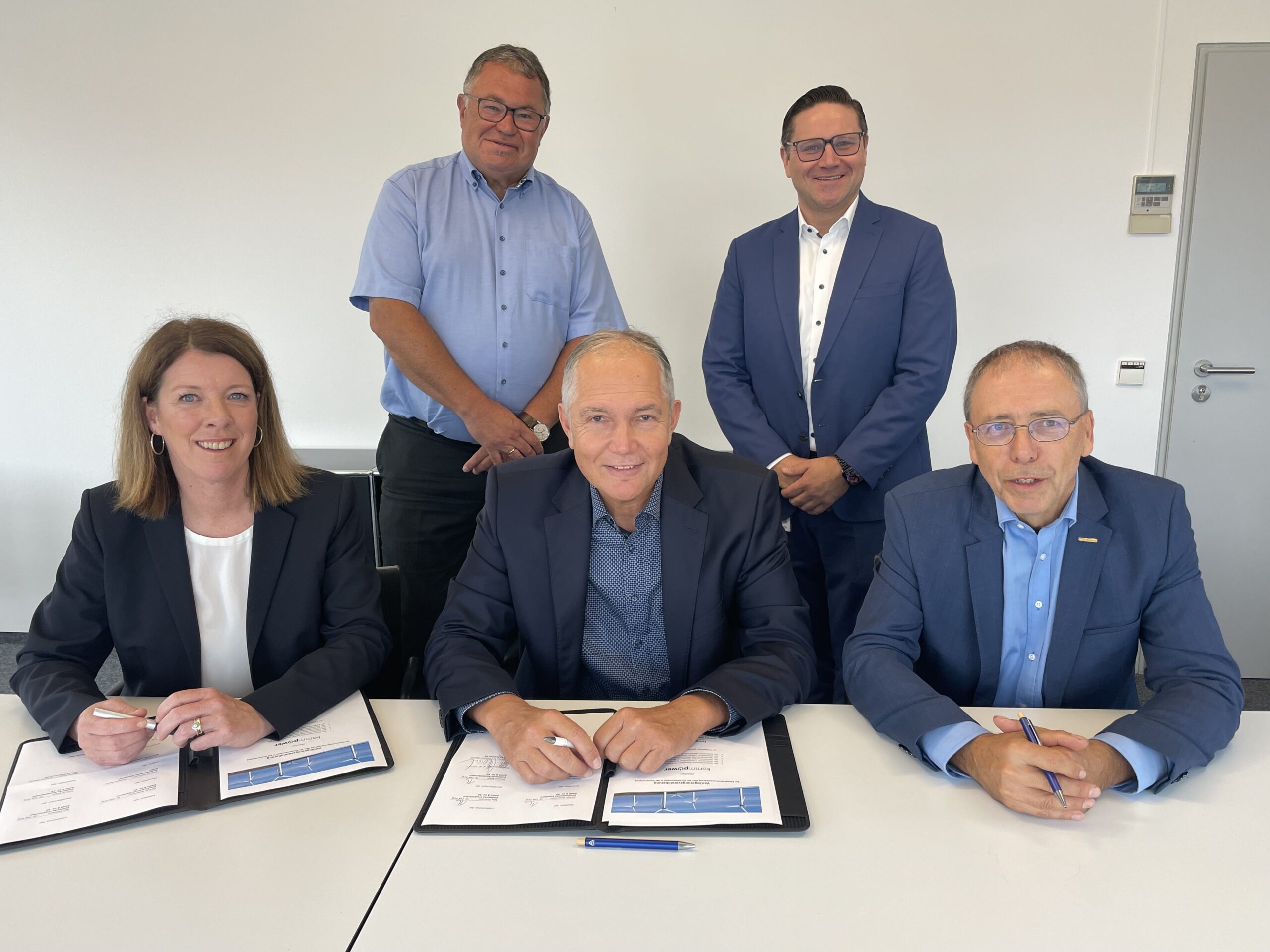 Untere Reihe v.l. Rieke Caroli (Leiterin Privat- und Geschäftskunden Energie SaarLorLux), Dr. Falk Ihrig (Geschäftsführer Stadtwerke Saarbrücken Beteiligungsgesellschaft), Martin Kraus (Vorstand Energie SaarLorLux), obere Reihe: v.l. Joachim Morsch (Vorstand und Sprecher Energie SaarLorLux), Ivars Gludausis (Geschäftsführer Stadtwerke Saarbrücken)